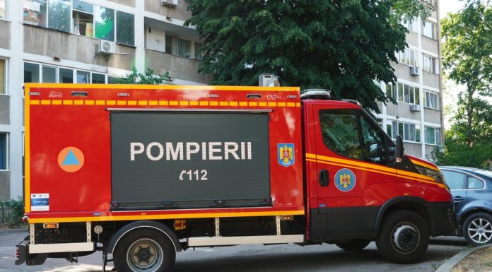 Telenovelă cu pompierul condamnat pentru lovirea a trei polițiști. Își agresase și colegii veniți să-i stingă focul din casă