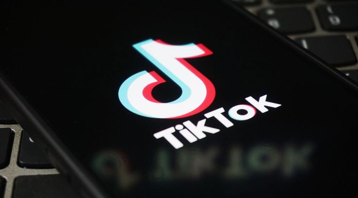 O fostă angajată TikTok acuză compania de hărțuire și intimidare. „Ești monitorizat de AI toată ziua”. Reacția platformei