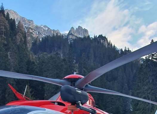 Salvamont Braşov, acţiune în zona Mălăieşti din Munţii Bucegi / O persoană cu suspiciune de fractură a primit primul ajutor din partea salvatorilor montani / Elicopterul SMURD, trimis în zonă pentru preluarea victimei