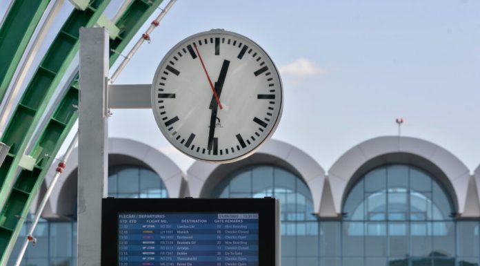 Lucrări de deszăpezire pe aeroporturile Henri Coandă și Băneasa. CNAB: Nicio cursă nu este anulată din motive meteo