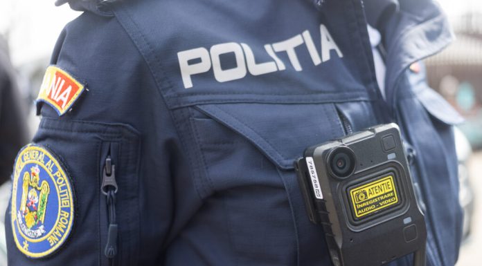 Reșița: Două mașini distruse după ce un individ a provocat un incendiu și a fugit