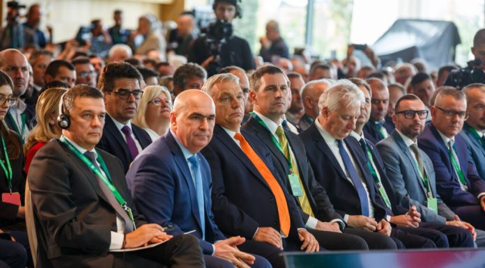 Grindeanu, discurs dur de lângă premierul Bolojan: „Nimeni nu se va atinge de fondurile destinate comunelor”. Președinții PNL și PSD, față în față la Adunarea Generală a Asociația Comunelor din România