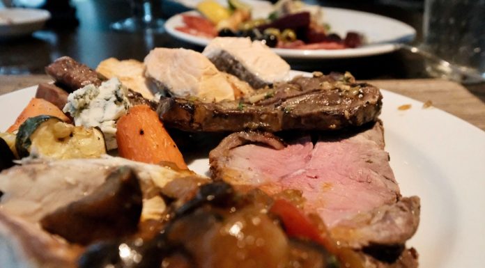 Mai mulți oameni care consumă carne ajung centenari decât vegetarienii. Explicația unui studiu care pare să contrazică tot ce știam