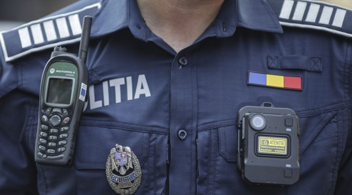 VIDEO Trei polițiști au fost atacați de un bărbat într-o scară de bloc. Fosta parteneră a tânărului sunase la 112