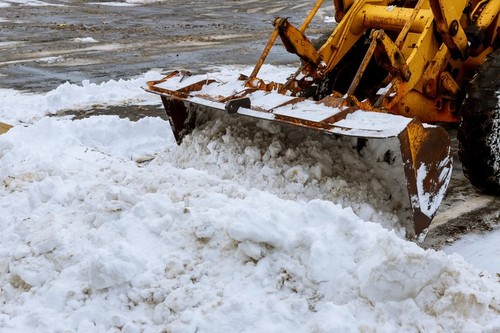 Accident între un microbuz şi o autospecială de deszăpezire pe DN 6. Cinci persoane au ajuns la spital
