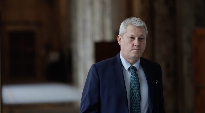 Cătălin Predoiu, ministrul de Interne, îl contrazice pe Raed Arafat: „Limitarea accesului minorilor la rețele sociale nu e soluția”