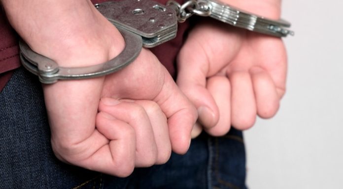 Caz șocant în județul Argeș. Un profesor a fost reţinut după ce ar fi sărutat o elevă de 13 ani pe holul școlii