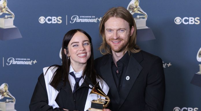 GRAMMY 2026: Billie Eilish câștigă cu „Wildflower” și cu discursul despre abuzurile ICE. „Nimeni nu este ilegal pe un teritoriu furat”