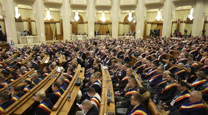 REPORTAJ | „Bolojan râde de noi”. Cum a arătat întâlnirea dintre premier și primarii revoltați pe taxe și tăieri: huiduieli și ironii