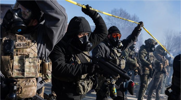 Influencer pro-Trump care susținea că toți migranții reținuți sunt niște „infractori”, arestat de ICE în SUA