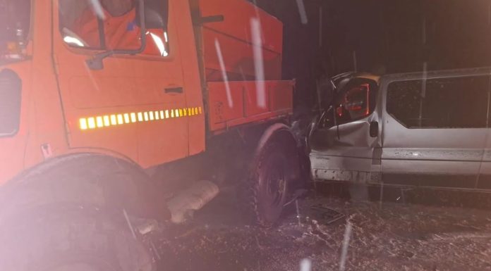 Accident grav în Mehedinți. 5 persoane au ajuns la spital, după coliziunea între un microbuz și o autospecială de deszăpezire