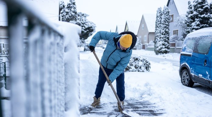 Sancțiuni pentru proprietari și firme dacă nu curăță trotuarele după ninsoare. Poliția Locală aplică amenzi în 24 de ore