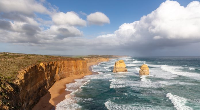 Un adolescent din Australia a înotat patru ore în ocean pentru a-și salva mama, fratele și sora care pluteau în derivă
