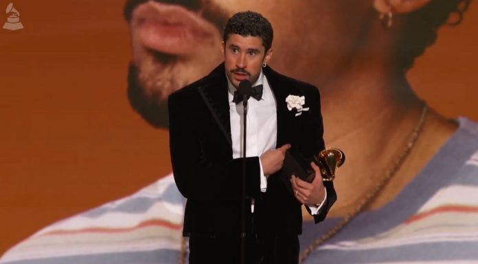 Premiile Grammy – Bad Bunny face istorie devenind primul artist de limbă spaniolă care câştigă Albumul anului – VIDEO