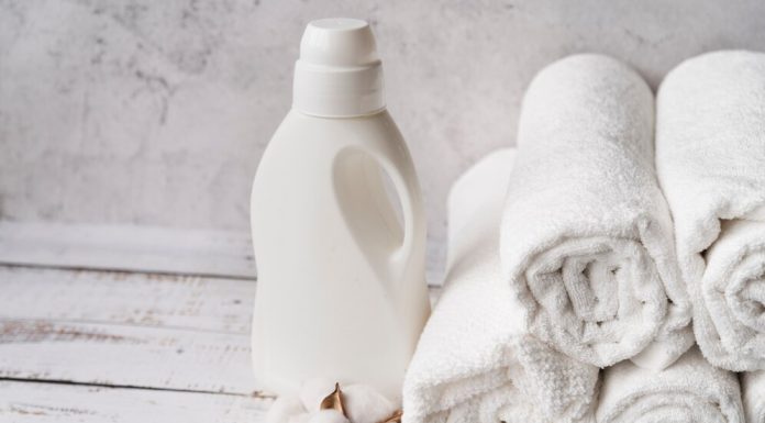 Petele vor dispărea, iar hainele albe „murdare” se vor „lumina” folosind o soluție cu 3 ingrediente