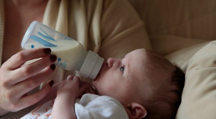 Toxina care a dus la retrageri masive de lapte pentru bebeluși la Nestlé și Danone, urmărită până la un laborator din Wuhan, orașul de unde a pornit pandemia