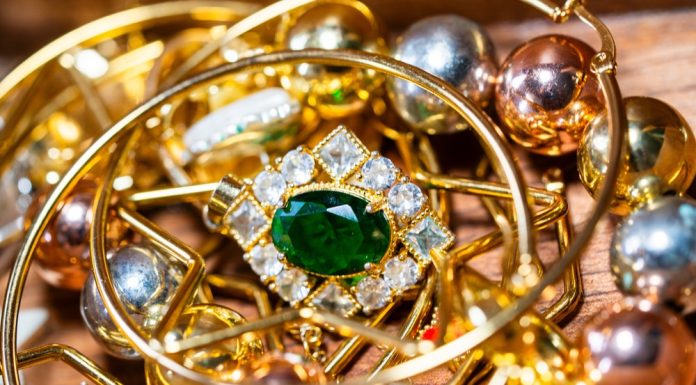 Chinezii iau cu asalt automatele care le schimbă bijuteriile în bani, pe fondul cotaţiilor record la aur