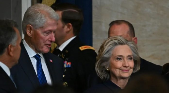 Bill şi Hillary Clinton acceptă să depună mărturie în persoană într-o ofertă de ultim moment pentru a evita votul de sfidare în ancheta Jeffrey Epstein