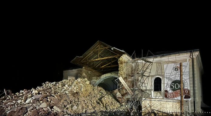 O polițistă a fost rănită după ce turla unei biserici din Cehu Silvaniei s-a prăbușit. Se caută victime sub dărâmături