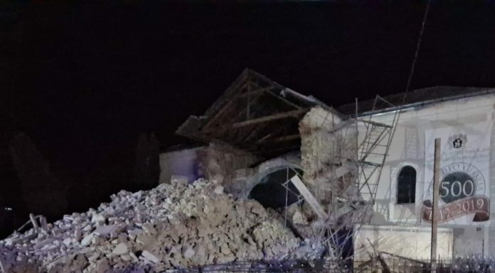 O polițistă a fost rănită și o mașină distrusă după ce turla unei biserici din Sălaj s-a prăbușit. Pompierii au intervenit de urgență