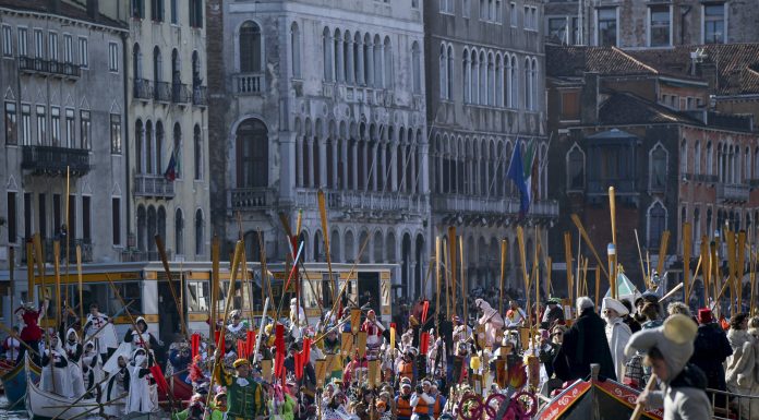 Carnavalul de la Veneția a început cu parada bărcilor pe Canal Grande și costume spectaculoase. FOTO