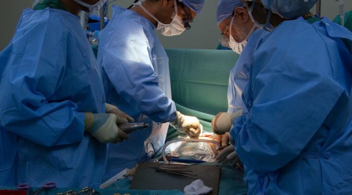 Cum a reușit o echipă de chirurgi să țină în viață un pacient fără plămâni, timp de 48 de ore