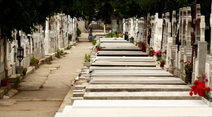 Soluția găsită de administratorii unui celebru cimitir din SUA, pe fondul crizei de spațiu, a provocat critici și controverse