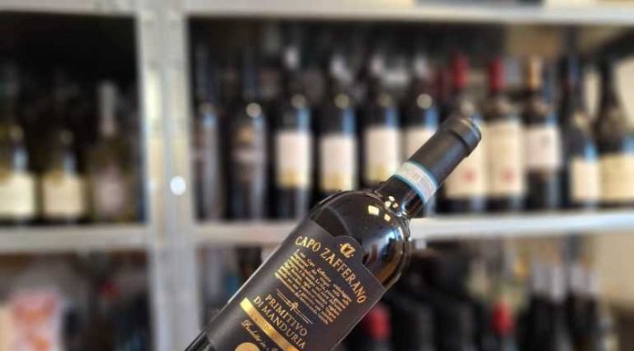 Vinul zilei: un Primitivo care nu dansează pe masă, ci invită la un swing relaxat, cu paharul în mână și muzica dată la volumul potrivit