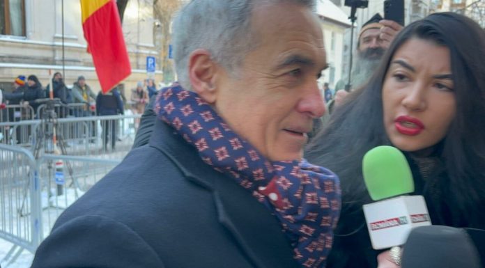 Zeci de oameni îl așteaptă pe Călin Georgescu la Judecătoria Sector 1