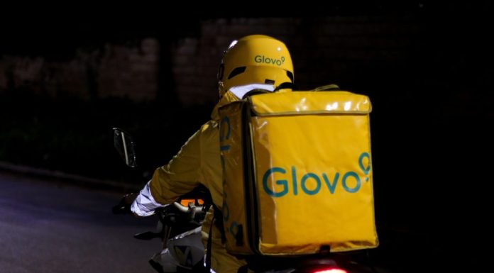 Compania care operează Glovo în Italia, plasată sub control judiciar pentru exploatarea curierilor