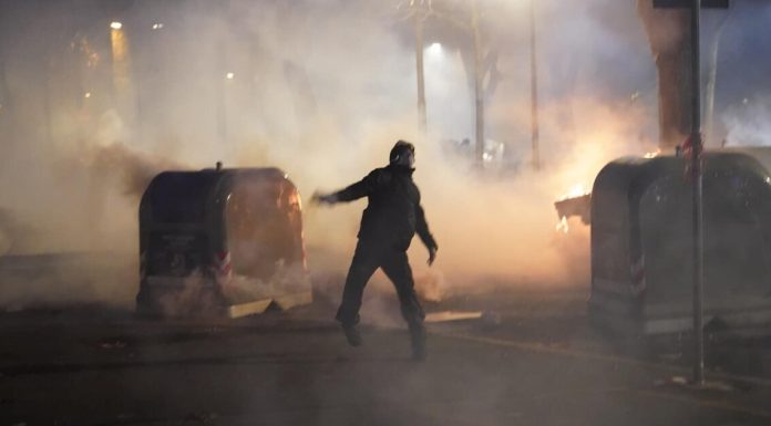 Violențe extreme la Torino după evacuarea centrului de stânga Askatasuna. 31 de polițiști au fost răniți în urma ciocnirilor cu protestatarii