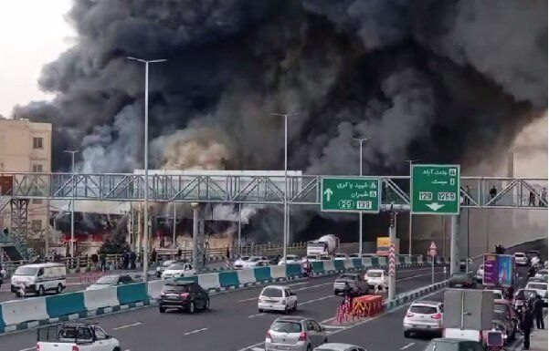 Incendiu de proporții la Teheran: Un bazar din vestul capitalei iraniene a luat foc. Cauza nu este clară momentan