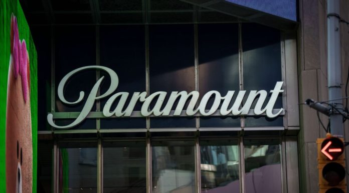 Paramount îmbunătățește oferta pentru preluarea Warner Bros. Discovery