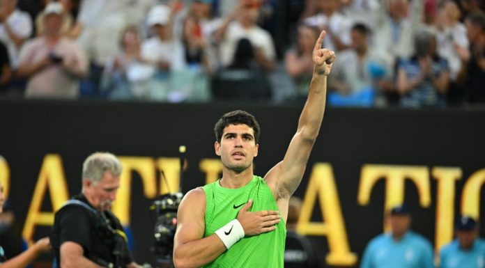 Carlos Alcaraz devine cel mai tânăr jucător care câștigă cele 4 turnee de Grand Slam, după ce l-a bătut pe Djokovici la Australian Open. Are 22 de ani, iar Djokovic aproape 39
