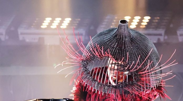 Lady Gaga a reinventat „Abracadabra” cu chitare rock, îmbrăcată cu o colivie de pasăre la premiile Grammy – VIDEO