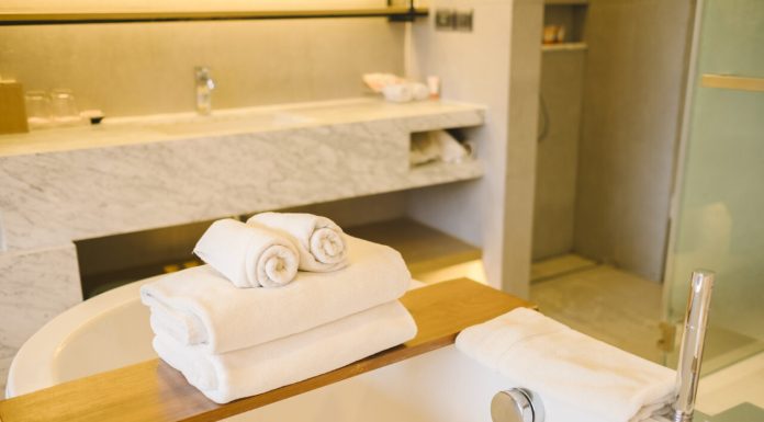 Decizia luată de hoteluri a stârnit revoltă în jurul clienților. Se desființează ușile de la toalete