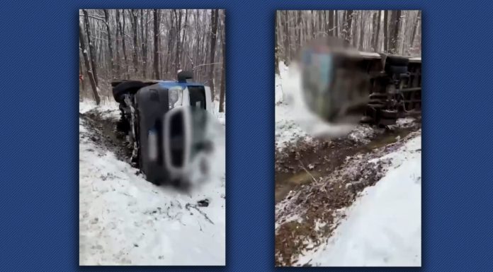 Un microbuz cu pasageri s-a răstunat în Dâmbovița. Șoferul a fost amendat pentru starea anvelopelor