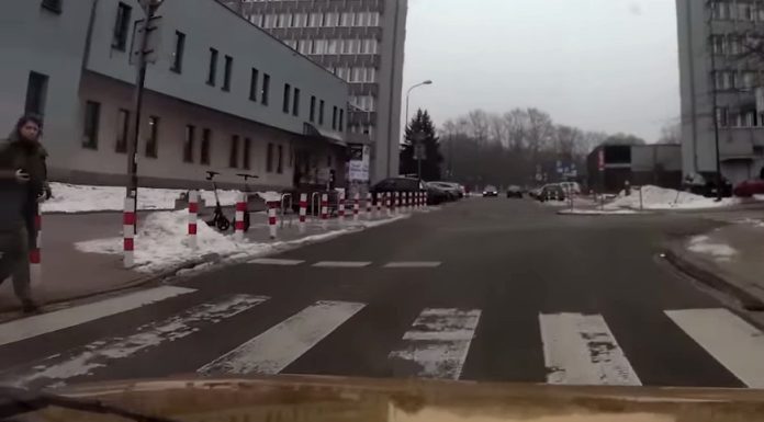 Ministrul Justiției, amendat de poliția rutieră, în Polonia. Era să lovească un pieton, în timpul unui interviu