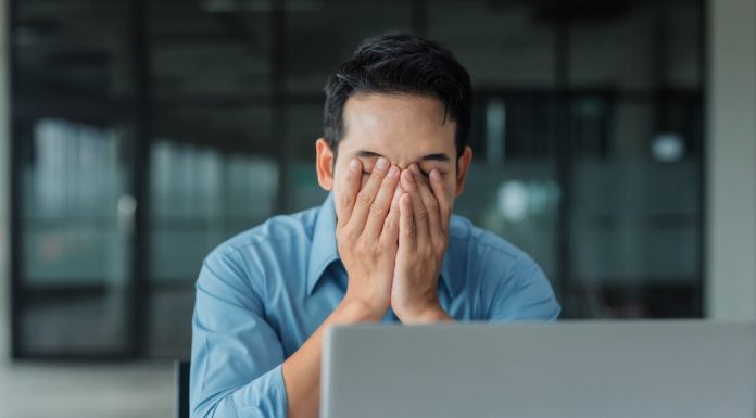 Un programator de 32 de ani din China a murit din cauza muncii excesive. I s-au atribuit sarcini chiar și după deces