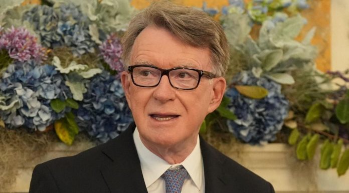 Poliţia metropolitană îl anchetează pe Peter Mandelson după dezvăluirile din dosarele Epstein. Fostul comisar european şi-a dat demisia din Camera Lorzilor. Comisia Europeană face şi ea verificări