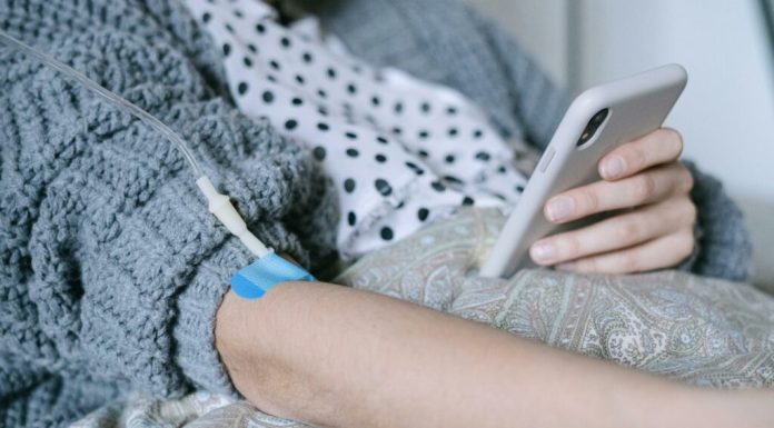 Românii cu boli cronice, oncologice și rare, afectați de neplata primei zile de concediu medical. Scrisoare deschisă către Avocatul Poporului