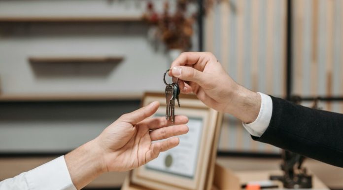 Un tânăr, cercetat pentru că ar fi dat spre închiriere apartamente care nu-i aparțineau