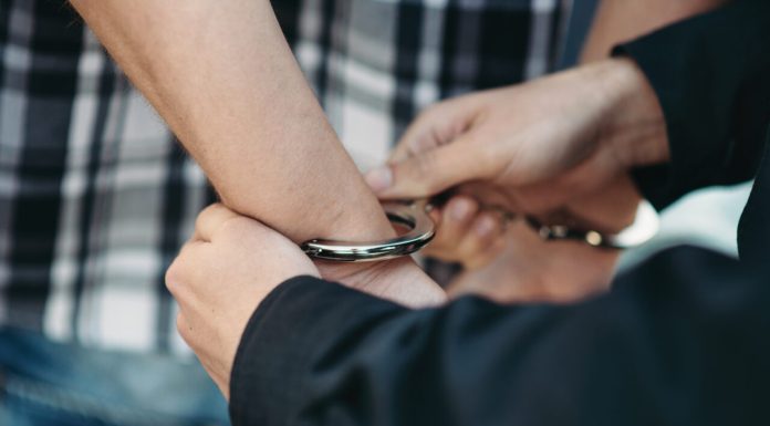 Doi tineri din București, reținuți de polițiști după ce au tras cu pistoale neletale spre mai multe fete