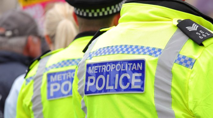 VIDEO șocant. Doi hoți au jefuit un magazin de bijuterii din Londra în timpul zilei, fără teamă că sunt văzuți