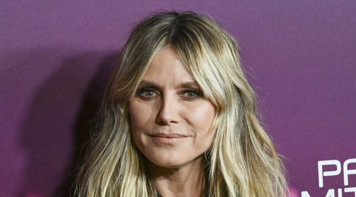 Heidi Klum, apariție controversată la Grammy 2026. A purtat o rochie din latex care imita nudul | GALERIE FOTO