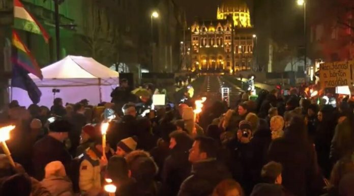 Romii maghiari au protestat la Budapesta cu steaguri și perii de toaletă, după afirmațiile jignitoare ale unui ministru din cabinetul Orbán