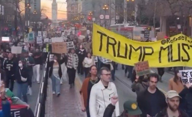 Trump ordonă Departamentului pentru Securitate Internă să nu intervină în protestele din oraşele conduse de democraţi, decât dacă este solicitat ajutor federal