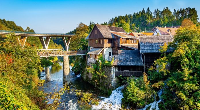 Satul din Europa construit pe 23 de cascade care șerpuiesc printre case. Peisajele par desprinse din poveștile cu zâne