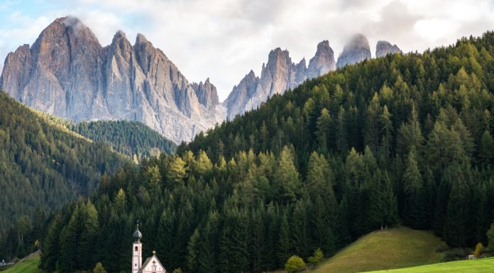 O mică biserică din Munții Dolomiți, protejată de UNESCO, a ajuns „invadată” de turiști. Accesul va fi restricționat