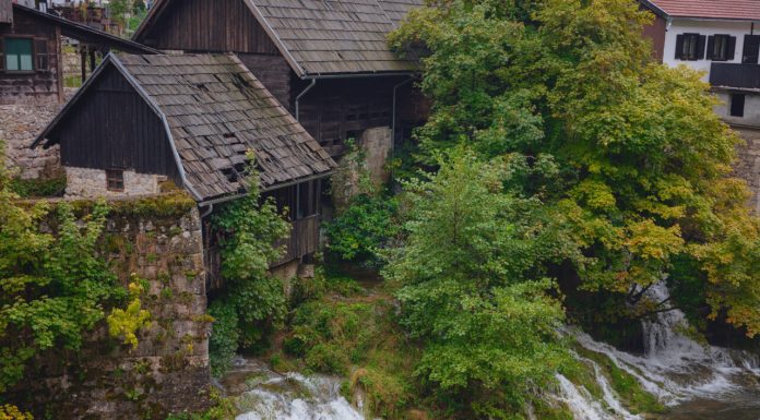 Satul din Europa construit pe 23 de cascade. Turiștii rămân fascinați de locația care se află aproape de România